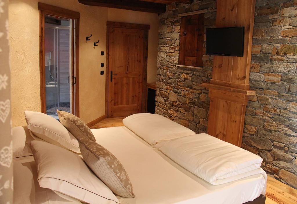 Les Trompeurs Chez Odette Bed & Breakfast Cogne Room photo