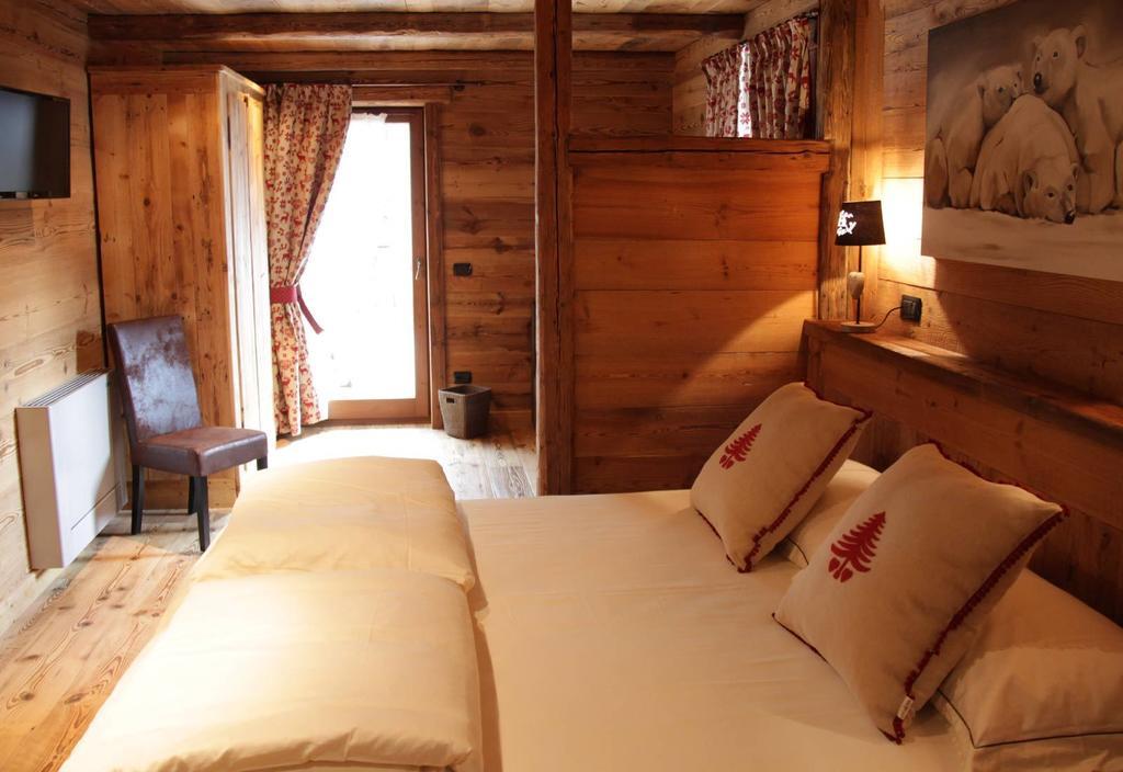 Les Trompeurs Chez Odette Bed & Breakfast Cogne Room photo